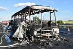 Shořelý autobus na dálnici D7 na Kladensku v neděli 18. června.