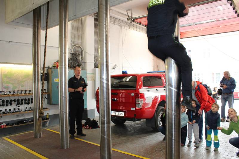Kladenská hasičská stanice byla v pátek plná zvídavých dětí a jejich rodičů.