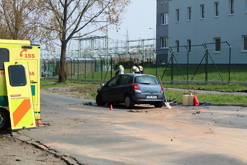 V Pražské ulici v Kladně se srazila sanita s osobním automobilem.