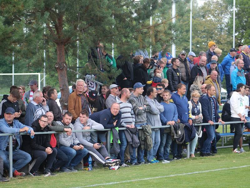 Třetiligový Slovan Velvary přivítal v rámci MOL Cupu mistrovskou Slavii Praha.