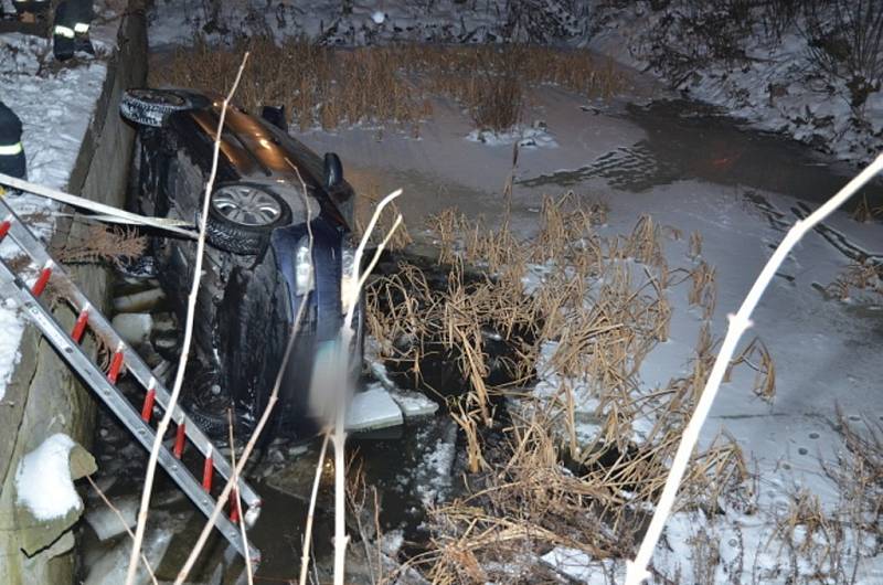 Dopravní nehoda v Unhošti skončil v požární nádrži