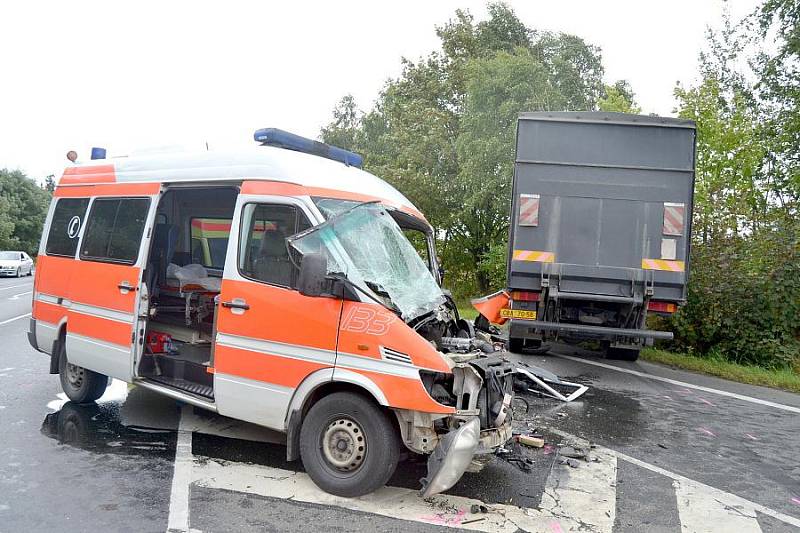 Střet záchranky s nákladním automobilem.