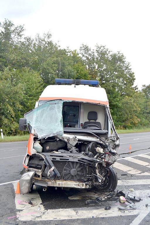 Střet záchranky s nákladním automobilem.