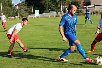 Derby krajského přeboru: Tuchlovice (v bílém) jasně přehrály Doksy 3:0. Aleš Nesládek