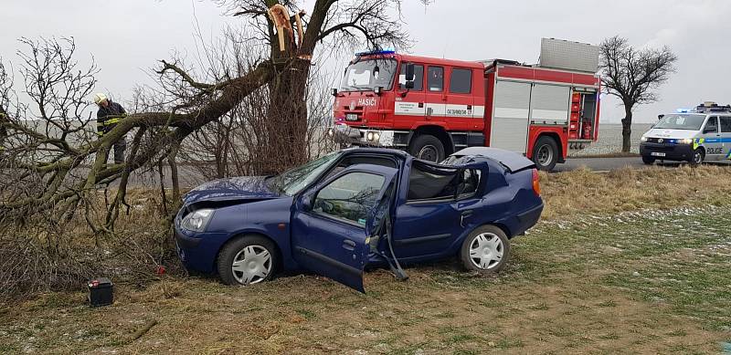 U Pcher na Kladensku havarovalo osobní auto.