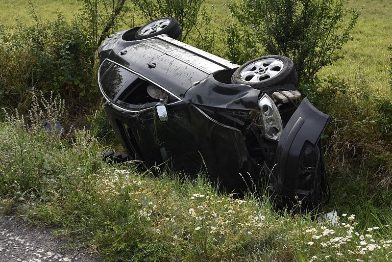 U odbočky na Přelíc havarovalo černé auto značky Volkswagen.