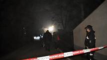 V Líském byli na zahradě rodinného domu nalezeni tři mrtví lidé. V domě  se nacházelo pouze živé roční dítě.