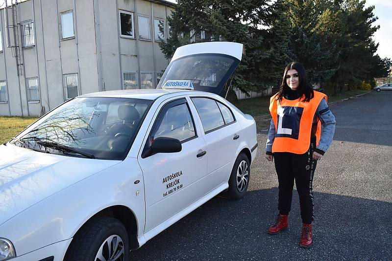 Budoucí řidiči motocyklů z kladenských autoškol se sjeli v neděli na výcvikové ploše u bývalé slánské šachty.