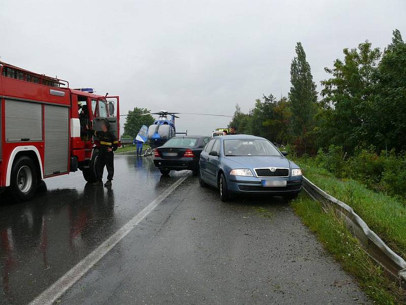 U dopravní nehody, která se stala v sobotu na rychlostní silnici R7, zasahovali také hasiči.