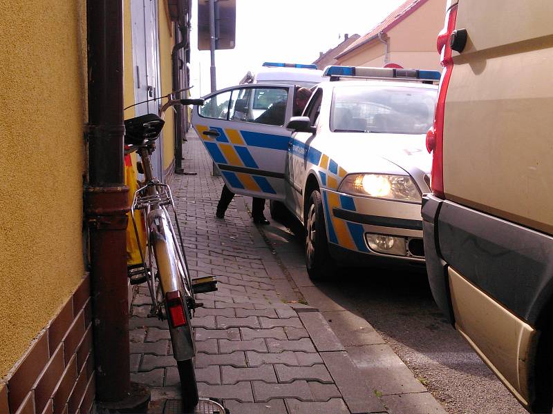 Ve Švermově se srazilo auto s mladou cyklistkou.