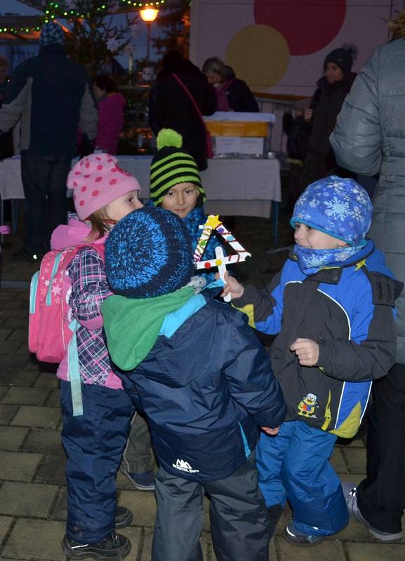 Mnoho lidí se na zpívání koled sešlo také v areálu tuchlovické základní školy.