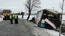 Tragická nehoda autobusu u Středokluk. Jedna žena na místě zemřela