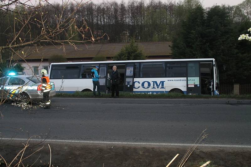 Autobus jel od Smečna, musel tedy přejet do protisměru a tam ho zastavily až plot a stromky u stavební firmy.