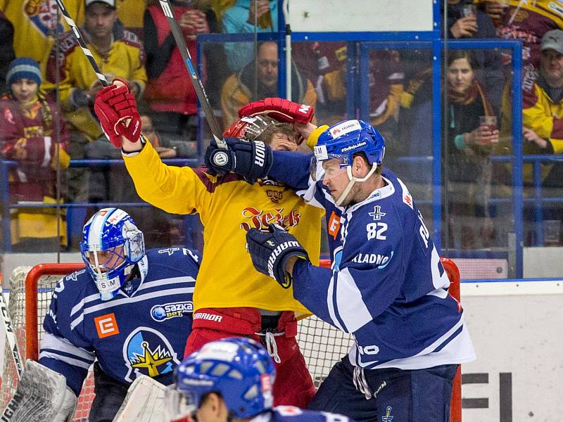 Kladno - Jihlava, třetí zápas play off, Růžička tvrddě zasahuje