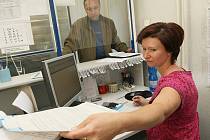 Nezaměstnanost na Kladensku dosáhla k hranici osmi procent. K přepážkám na úřad práce chodí 7055 lidí, kteří si hledají nové zaměstnání.