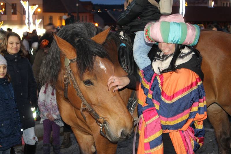 Tříkrálový průvod prošel Kladnem, přilákal stovky lidí.