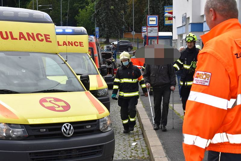 Autobus ve Slaném smetl zastávku, jeden chlapec zemřel.