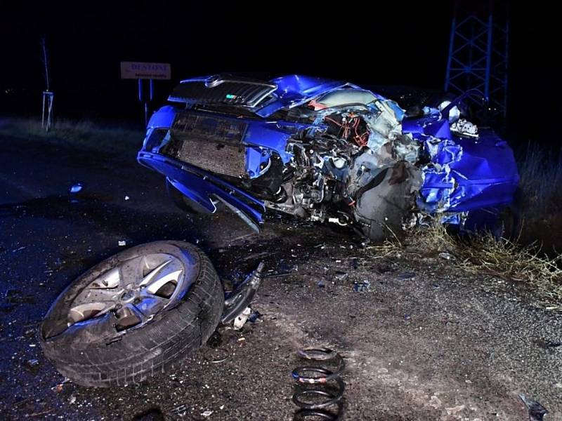 Vážná dopravní nehoda na silnici II/606 mezi Tuchlovicemi a Kamennými Žehrovicemi.