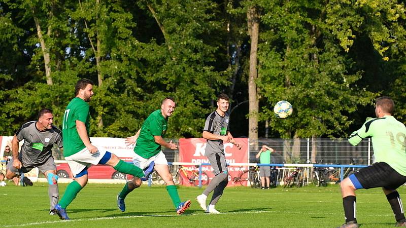 Velká Dobrá (v šedém) hostující Běleč v duelu III. třídy A nešetřila, trestala její chyby a vyhrála 6:2!