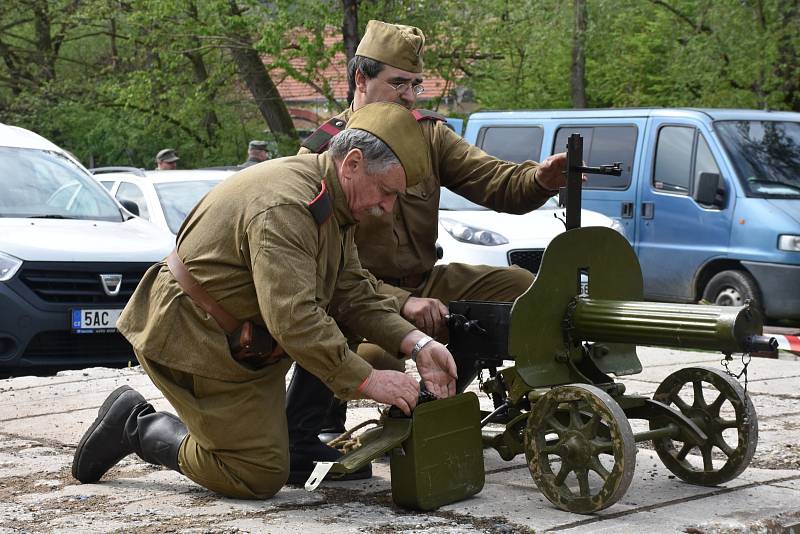 Rekonstrukce bojů z konce II. světové války. Rudá armáda opět osvobodila Brandýsek, k vidění byly téměř dvě stovky vojáků.