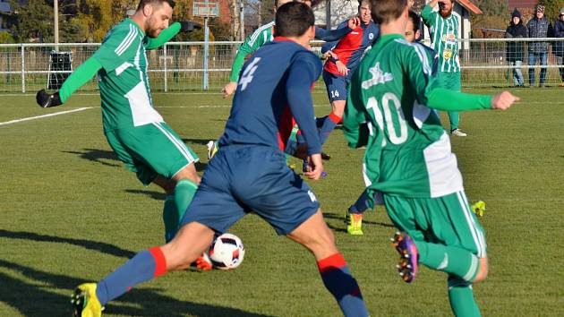 Hostouň (v zeleném) porazila doma Souš 2:1 na penalty. Šance Motlíka