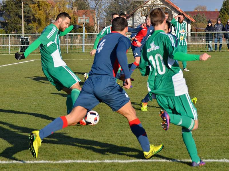 Hostouň (v zeleném) porazila doma Souš 2:1 na penalty. Šance Motlíka