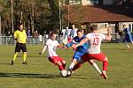 Doksy (v modrém) vybojovaly cennou výhru 3:0 nad Tuchlovicemi.