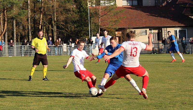 Doksy (v modrém) vybojovaly cennou výhru 3:0 nad Tuchlovicemi.