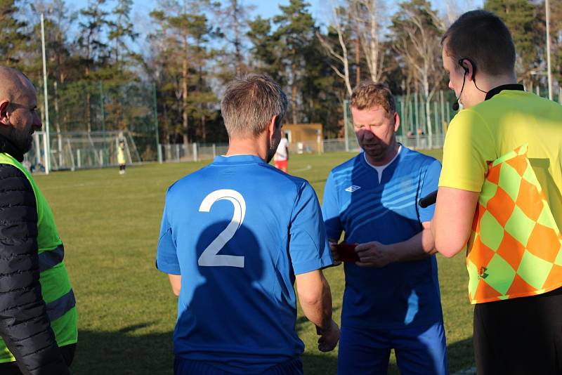 Doksy (v modrém) vybojovaly cennou výhru 3:0 nad Tuchlovicemi. Místostarosta Doks na plac - Jakub Kostka střídá Josefa Galbavého