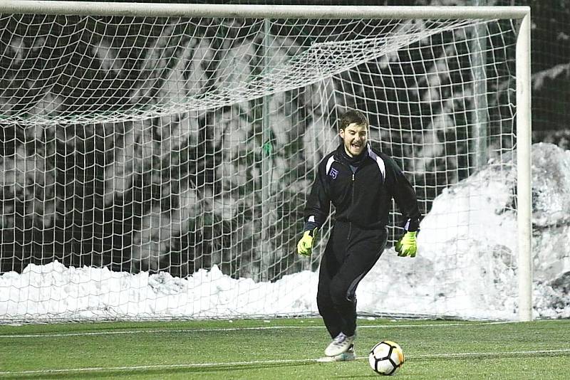 Tatran Rakovník (v zeleném) porazil v Rynholci za velkého deště Libušín 2:1.