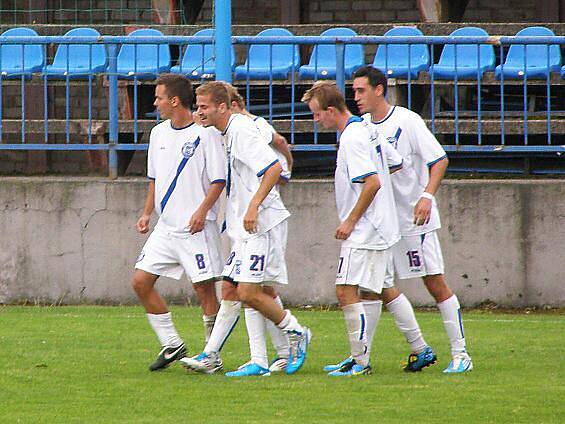 Jiří Kabele a jeho spoluhráči oslavují jeho gól na 4:2