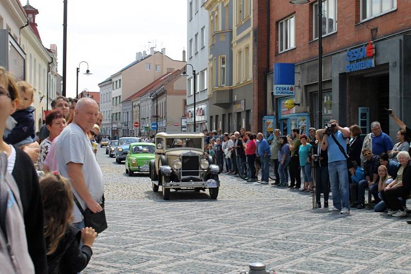 Legendární jízda historických vozidel přilákala opět po roce do Slaného desítky účastníků. První okruh se jel už před pětašedesáti lety.