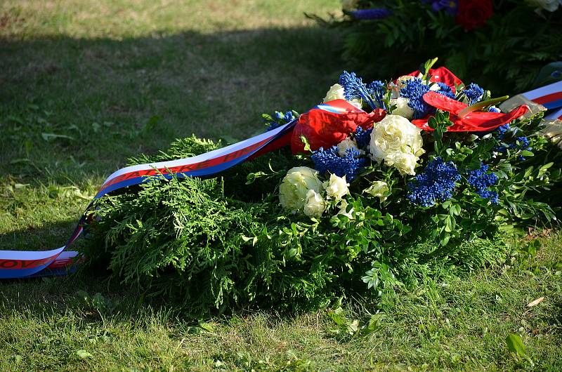 Poklonit se památce prvního československého prezidenta Tomáše Garrigue Masaryka přijeli v pondělí 14. září do Lán přední političtí představitelé, ale také zástupci Sokola a dalších organizací.