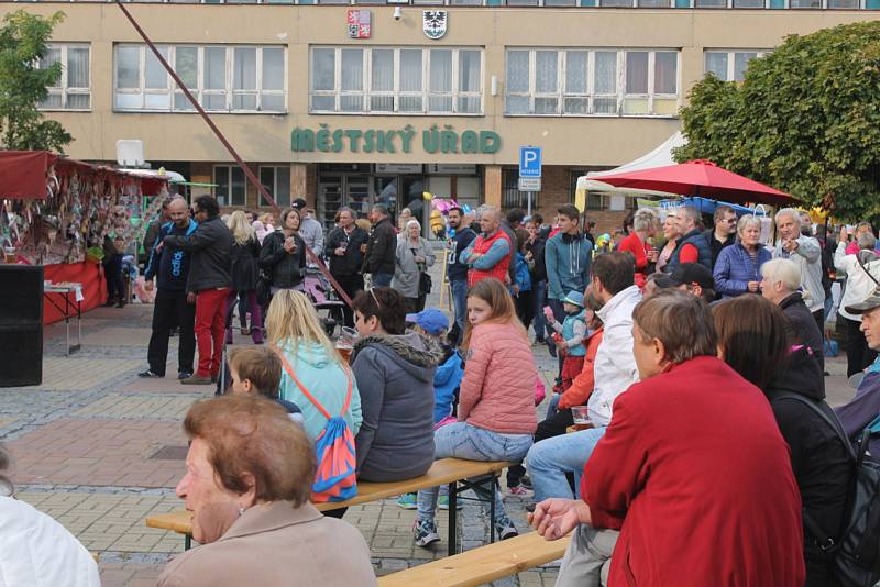 Zatímco přímo na Mírovém náměstí se odehrávaly různé kulturní akce, stochovské sportovní areály zaplnily pouťové atrakce.