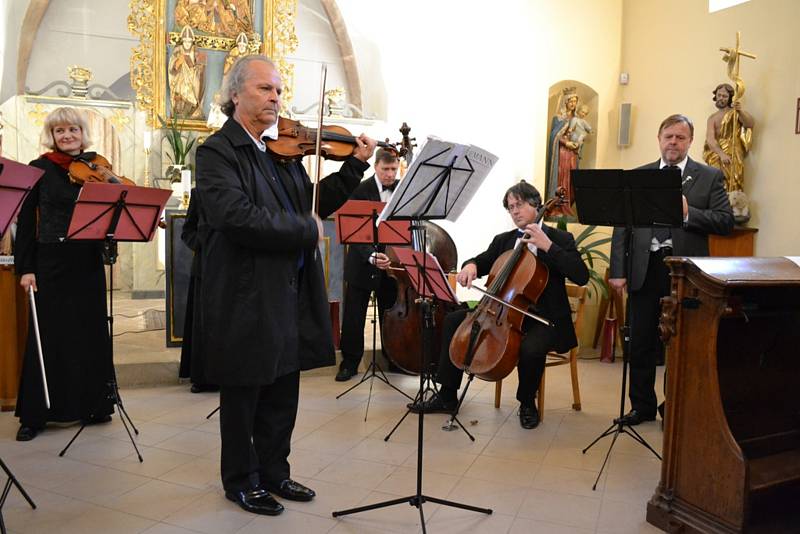 Nedělní koncert v tuchlovickém kostele poctil svou účastní houslový virtuóz Václav Hudeček. Při hře ho doprovodil smyčcový soubor Consortium Pragense.