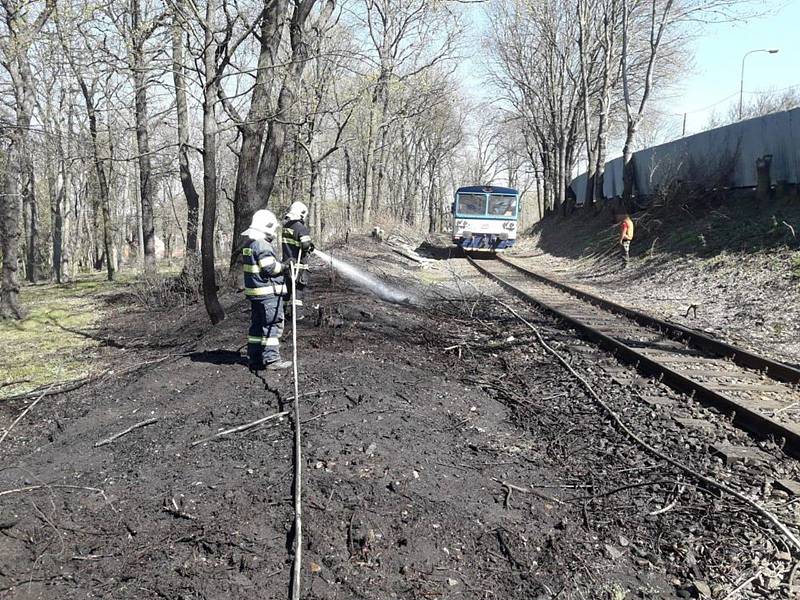 Oheň v Ouvalově ulici ve Slaném se podařilo neprodleně zlikvidovat.