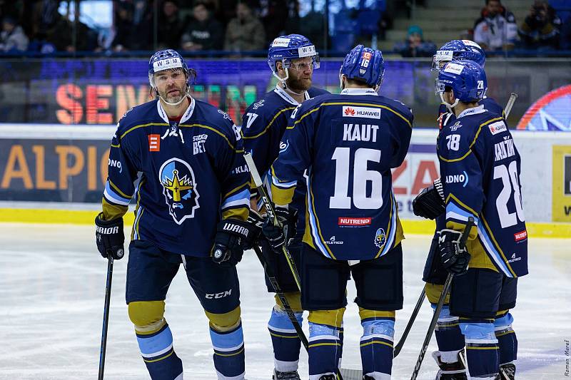 České Budějovice porazily Kladno (v modrém) na jeho ledě a snížily stav série na 1:3.