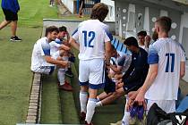 Fotbalisté SK Kladno (v bílém) zdolali doma v divizi Louny 1:0.