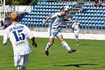 Kladno (v bílém) přežilo penaltu soupeře i vyloučení a zdolalo Neratovice 2:1.