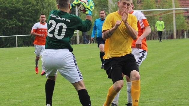 Tuchlovice (ve žlutém) přehrály doma Všenory 2:0. Tady útočí na gólmana bezkočku autor obou branek Lukáš Hadrika. 