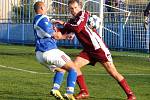 Slaný (v rudém) doma remizovalo s Tuchlovicemi 1:1. Kostovčík brání Stuchlého