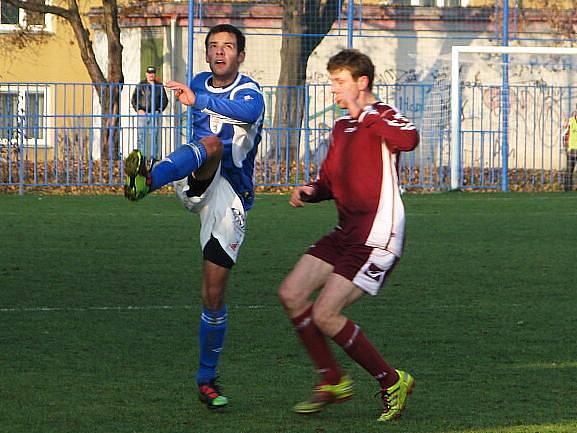 Slaný (v rudém) doma remizovalo s Tuchlovicemi 1:1. Vlevo mladý Kubec