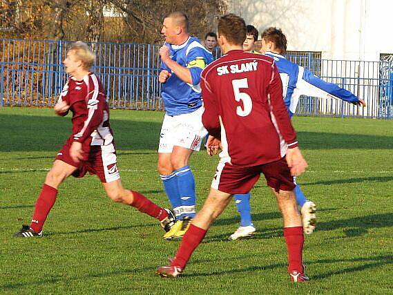 Slaný (v rudém) doma remizovalo s Tuchlovicemi 1:1