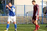 Slaný (v rudém) doma remizovalo s Tuchlovicemi 1:1. Stuchlý smutní nad zmařenou šancí. 