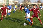 Slaný (v rudém) doma remizovalo s Tuchlovicemi 1:1. Jalaghonia čaruje před Kozákem. 