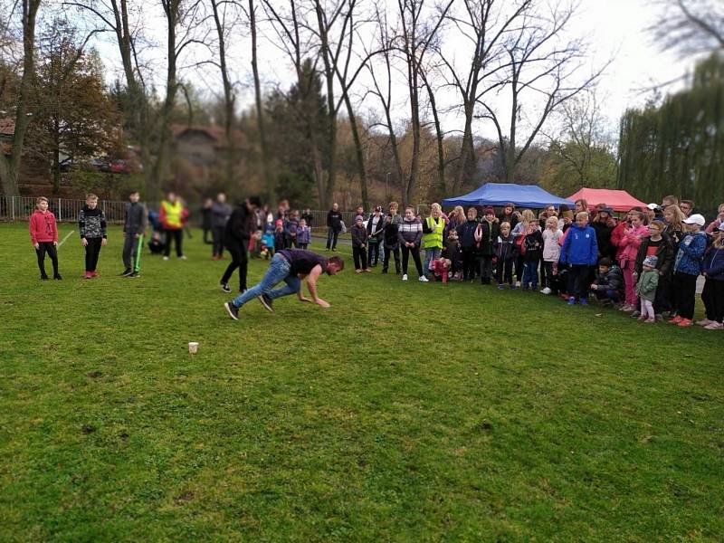 Parkourista Tary předvedl své umění ve Dřetovicích.