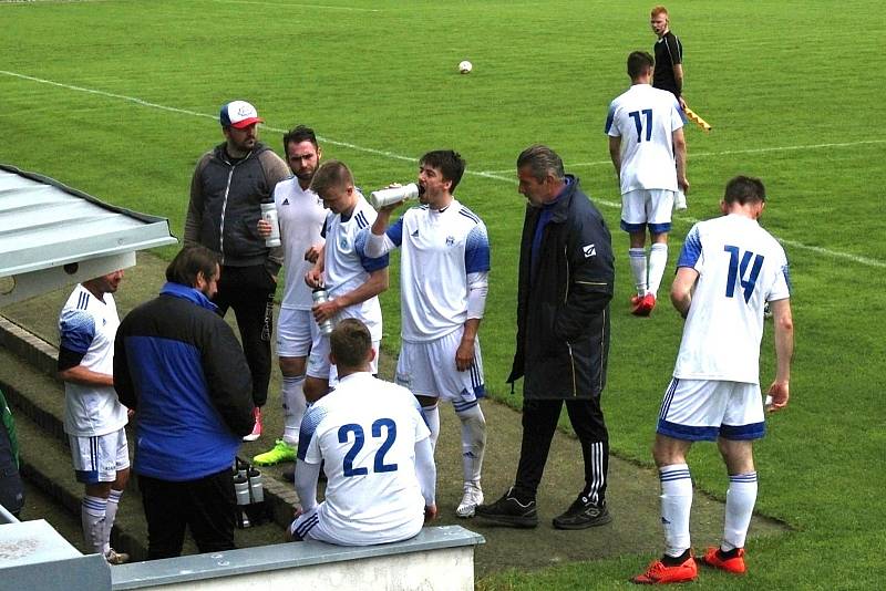 První příprava po mnoha měsících, SK Kladno (v bílém) prohrálo doma s celkem  Velké Hamry 0:3.