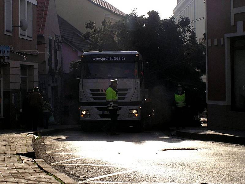 Složitou situaci řešil řidič nákladního auta v ulici dr. Vrbenského. 