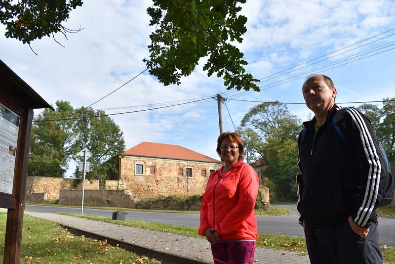 Turisté si vyšlápli za dřevěnými zvoničkami v okolí Slaného.