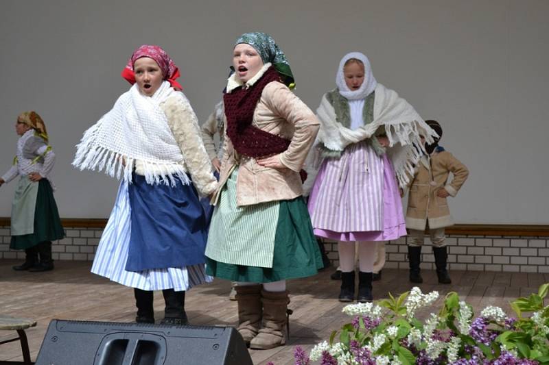 Nedělní program folklorního festivalu v místním amfiteátru.